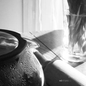 Éclat de lumière, reflet sur verre, scène quotidienne