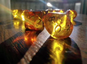 Éclat de lumière, reflet de dés ambrés, dés 10 jeu de rôle