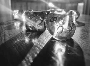 Éclat de lumière en noir et blanc, dés 10 jeu de rôle