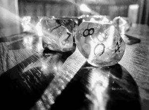 Éclat de lumière en noir et blanc, dés 10 jeu de rôle