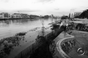 Vue en noir et blanc au dessus des berges inondées | SkatePark à Nantes