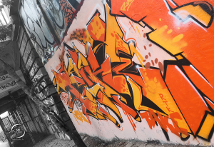 Graff orange sur grise fange | photo MDstudio