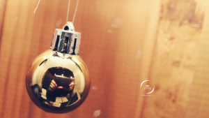Reflet de carnet dans une boule de Noël et lambris | photo MDstudio