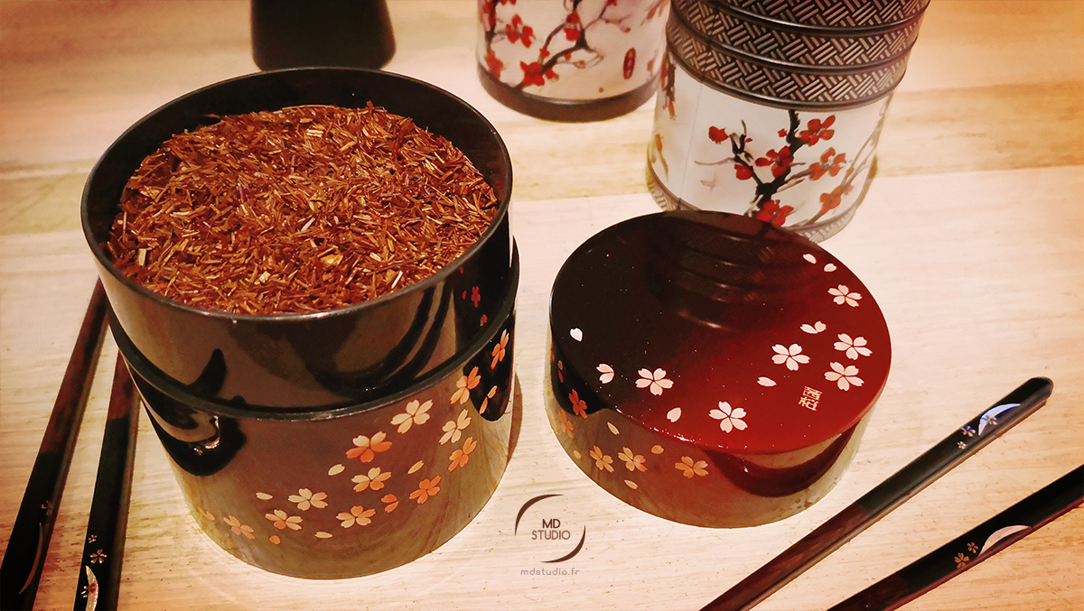 Boîtes àBoîtes à thé, thé rouge et baguettes, motif fleurs de cerisier "Sakura" | photo MDstudio