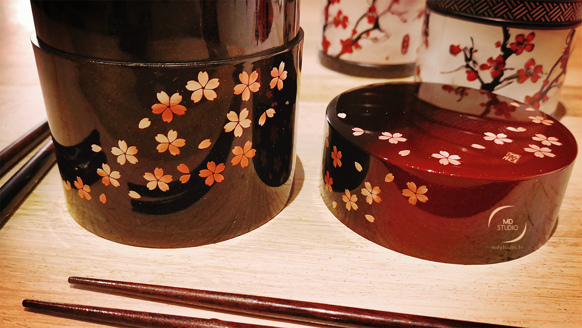 Plan resserré sur boîtes à thé, thé rouge et baguettes, motif fleurs de cerisier "Sakura" | photo MDstudio | photo MDstudio