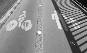 photo MDstudio | photographie en noir et blanc | bitume, accotement, symbole cycliste et piéton